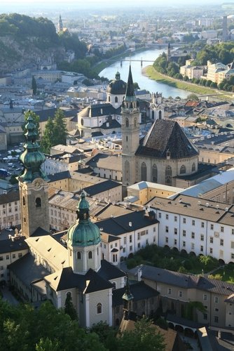 Ansicht der Stadt Salzburg, Österreich, mit der Salzach und historischen Gebäuden