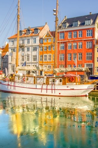 Copenhagen Card: Farbige Häuser und Boot in Nyhavn, Kopenhagen